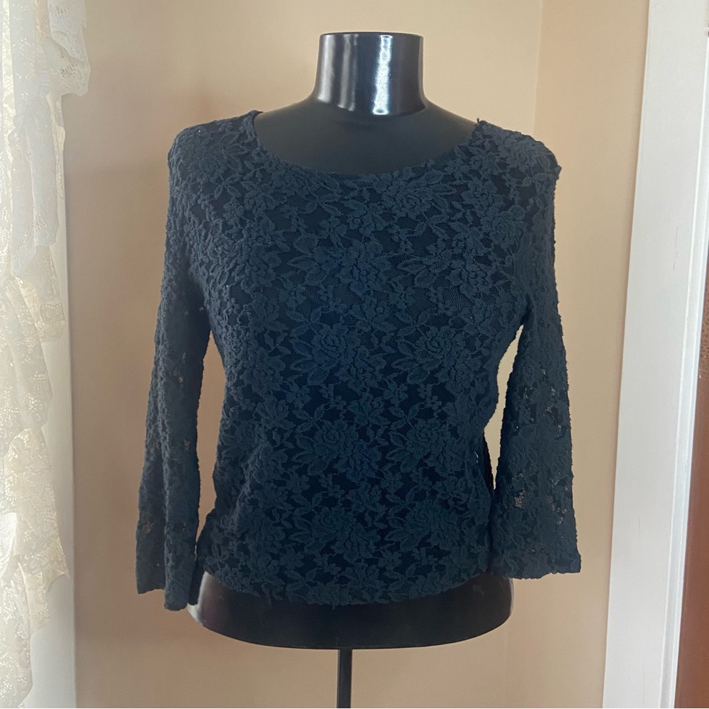 3/$15 Miroa vintage y2k 00s lace sheer keyhole button back top